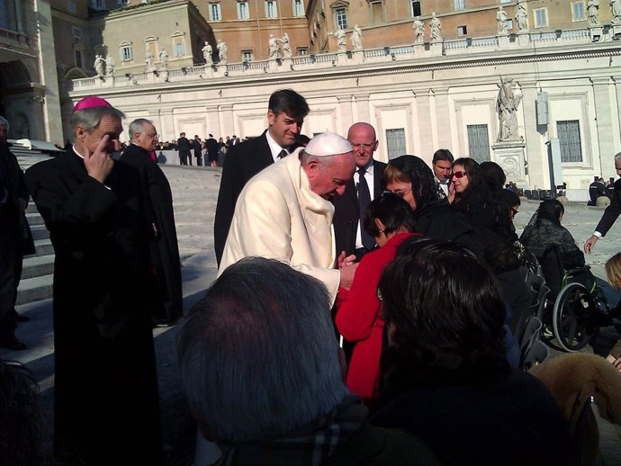 Una niña con ceguera le regala su bastón a Francisco