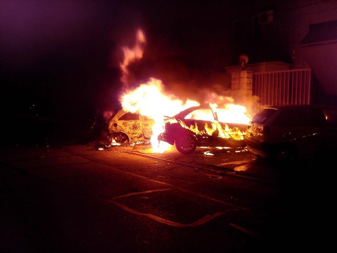 Los tres vehículos que han ardido esta madrugada en un polígono industrial