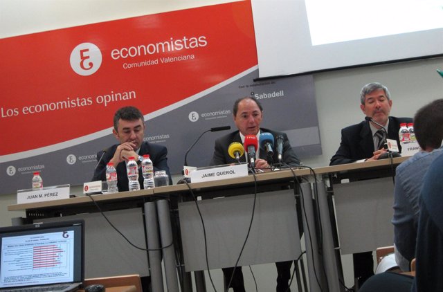 Los economistas de la Comunitat Valenciana en la rueda de prensa.
