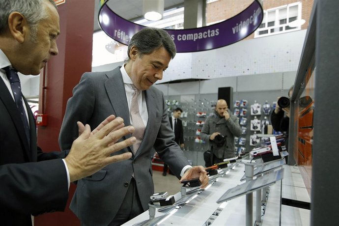 Fotografías De Ignacio Gonzalez Durante La Inauguración De Una De Las Nueve Tien