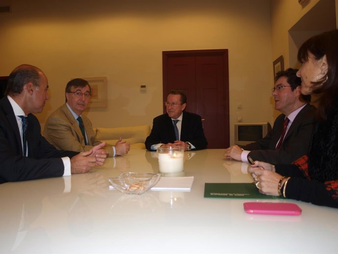 El consejero Emilio de Llera, reunido con el Consejo de Procuradores