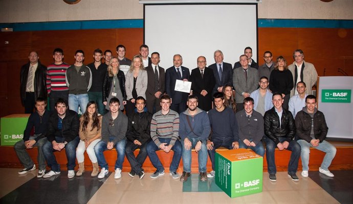 Estudiantes de FP del grado superior de Química Industrial y sus profesores