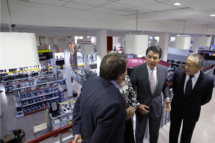 Fotografías De Ignacio Gonzalez Durante La Inauguración De Una De Las Nueve Tien