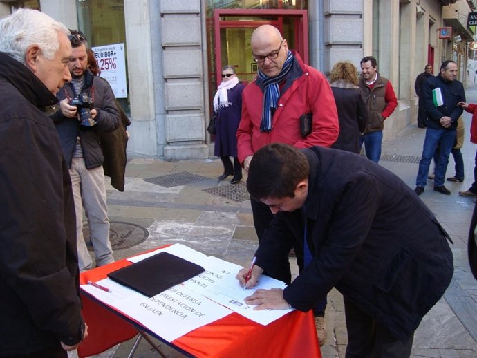 Francisco Reyes firma en la campaña del PSOE por la ayuda a domicilio