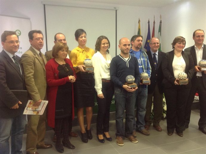 Autoridades junto a los ganadores de Innovisibles'13.