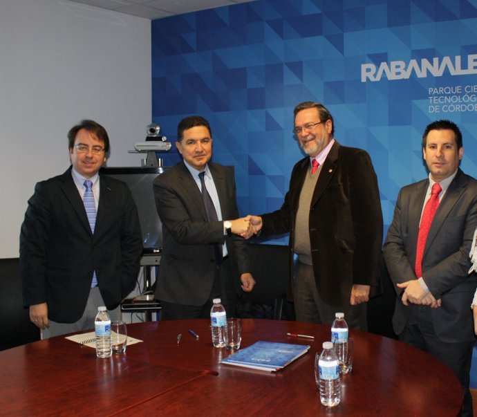 Firma del convenio entre 'Andalucía Emprende' y 'Rabanales 21'