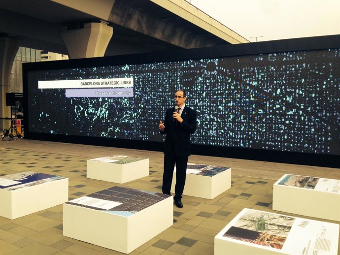 El t.De alcalde A.Vives en la Bienal de Urbanismo de Hong Kong 