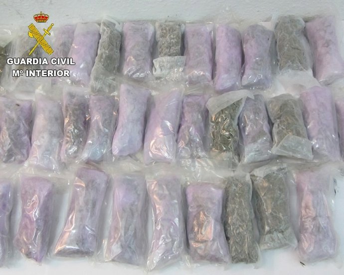 Fajos de marihuana que llevaba el detenido en el vehículo