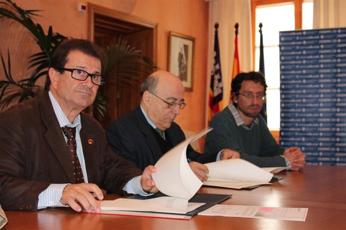 Firma de un convenio entre la UIB y Cruz Roja
