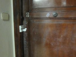 Portal del piso de la anciana hallada muerta en el Paral·lel