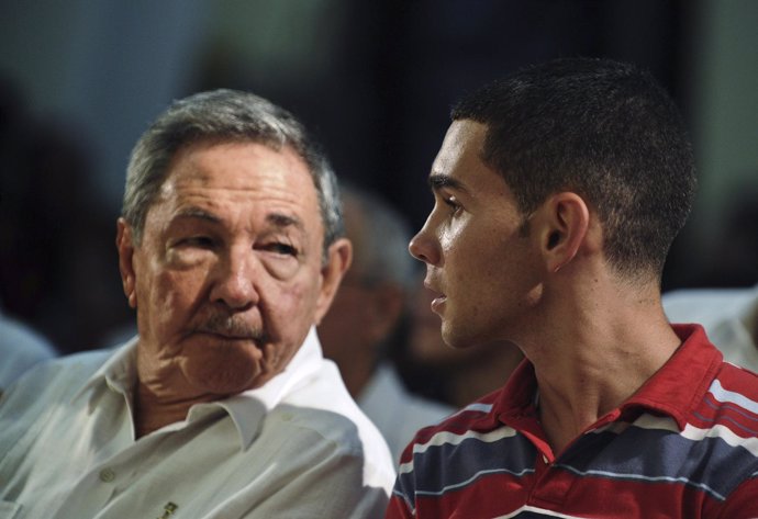 Cuba's President Raul Castro looks at Cuban shipwreck survivor Elian Gonzalez as