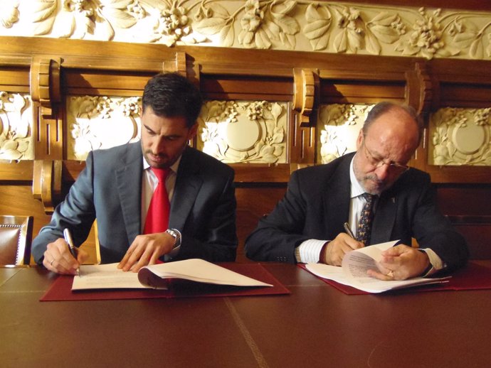 Firma del acuerdo entre el Ayuntamiento de Valladolid y Vodafone