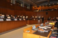 Los diputados de PSOE, CHA e IU protestan en el hemiciclo contra la reforma local