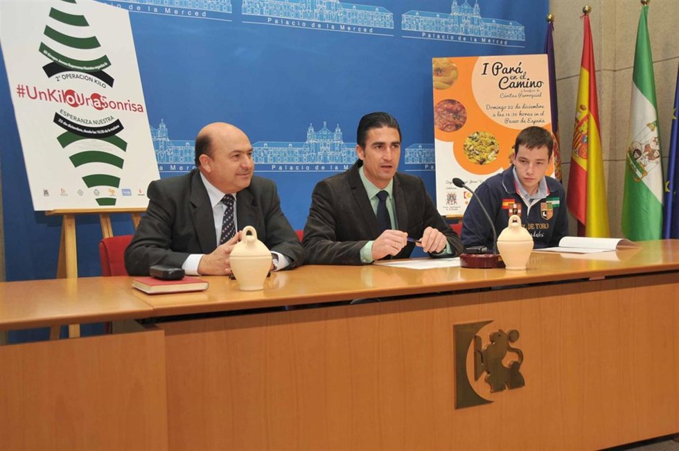 Palomares (centro), entre Jiménez y Bautista en la rueda de prensa