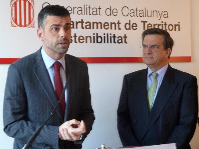 El conseller de Territorio S.Vila y el dtr de Cáritas de Barcelona J.Roglà 