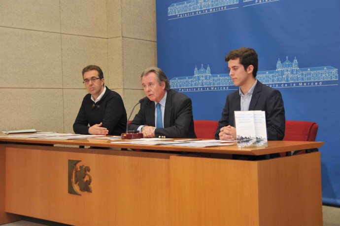 Gutiérrez (centro), entre Jiménez y Marín en la rueda de prensa
