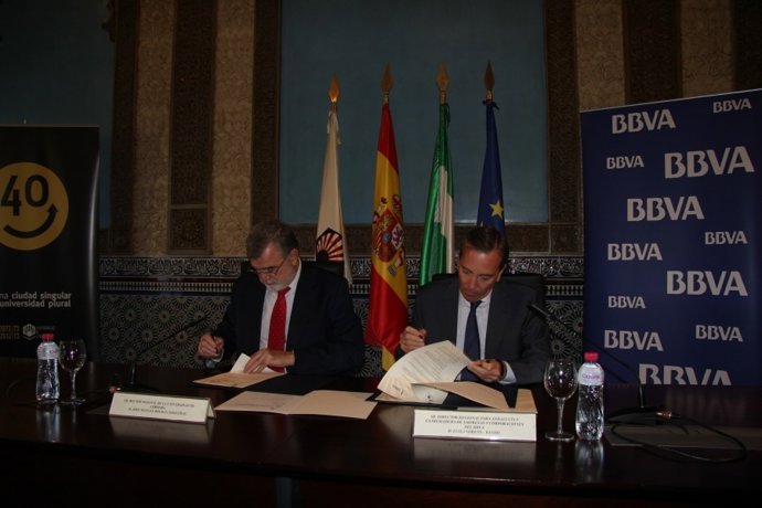 Roldán y Llorens durante la firma