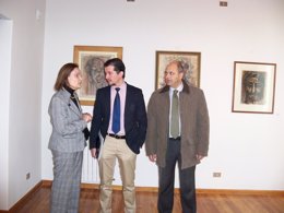 García Valadés (centro) en la inauguración de la exposición de Vela Zanetti