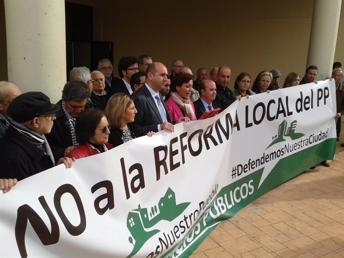 Conentración contra la reforma de la administración local en La Línea