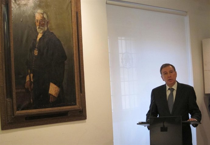 Juan José Mateos en el Salón de Retratos del Rectorado de la USAL