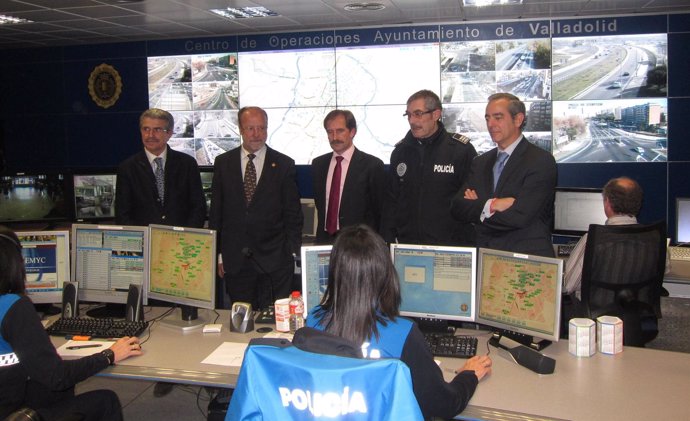 Visita del alcalde de Valladolid al Centro de Operaciones de la Policía Municipa