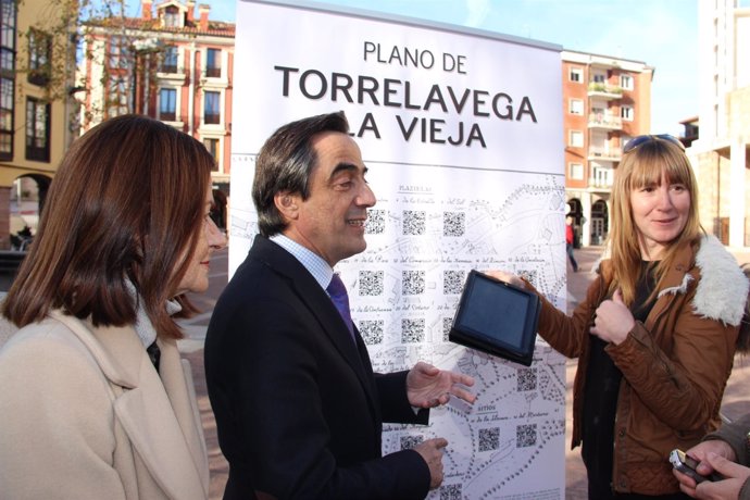Presentación los códigos QR que muestran el plano de Torrelavega La Vieja