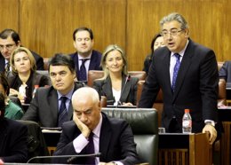El presidente del PP-A, Juan Ignacio Zoido, en el Pleno del Parlamento