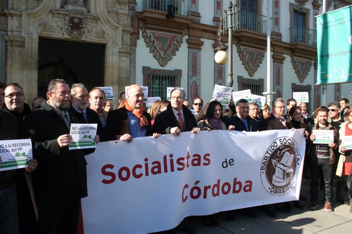 Durán y Crespín (centro) en la concentración con alcaldes y ediles del PSOE