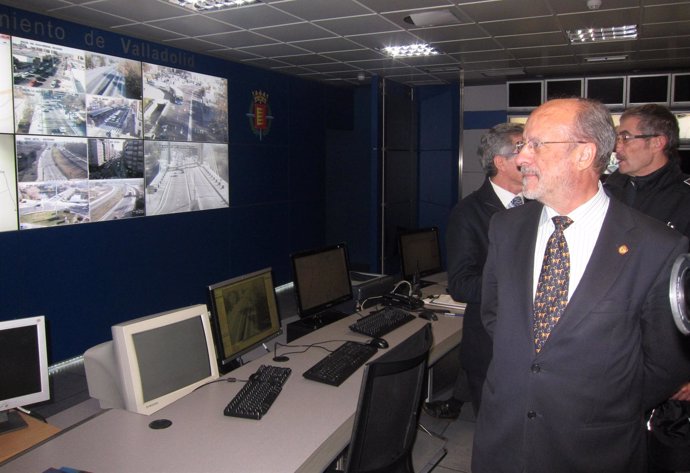 El alcalde de Valladolid, en el centro de pantallas de la Policía Municipal