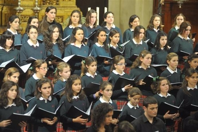 El coro de Voces Blancas del Colegio Entreolivos, durante una actuación