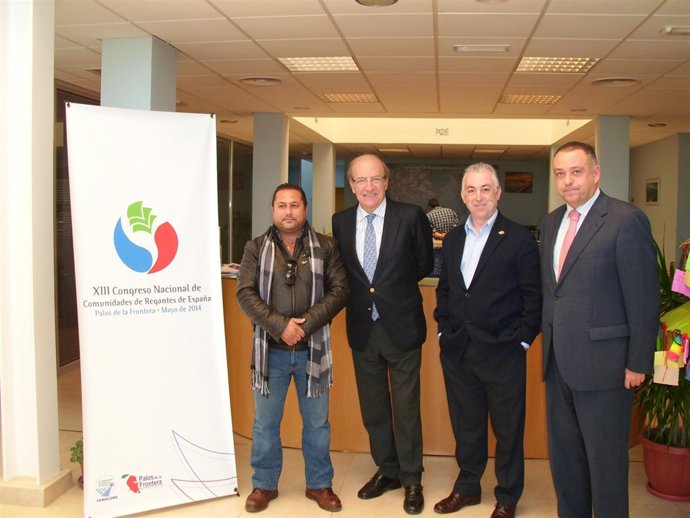 El alcalde de Huelva, Pedro Rodríguez, visita la Comunidad de Regantes. 