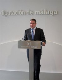 Bendodo pide responsabilidad a los trabajadores de Limasa para evitar la huelga