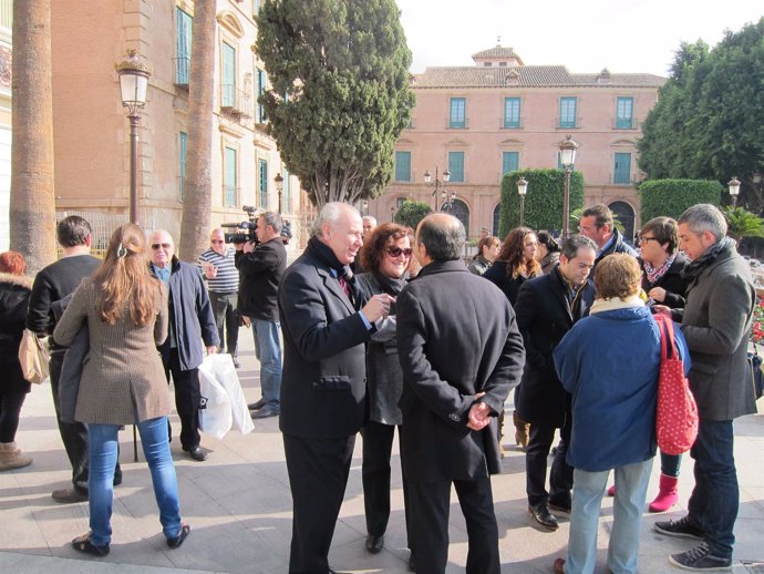 Concentración frente al Ayuntamiento de Murcia