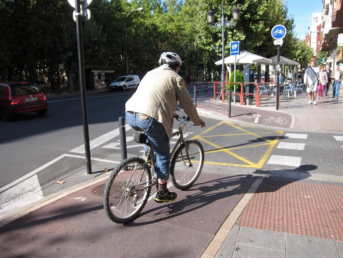 Ciclista en carril bici de Logroño