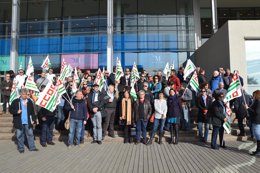 IU y CCOO se concentran ante la Diputación contra la reforma local