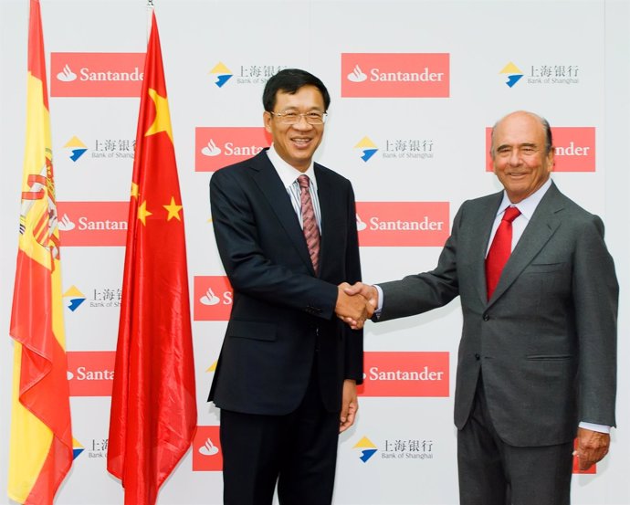 El presidente del Bank of Shanghai, Fan Yifei, y Emilio Botín