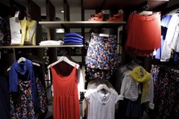 Recursos de ropa, complementos y caja de una tienda