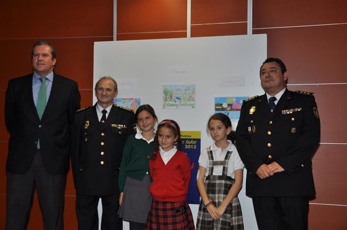 Ganadoras del Concurso de Pintura de la Policía Nacional
