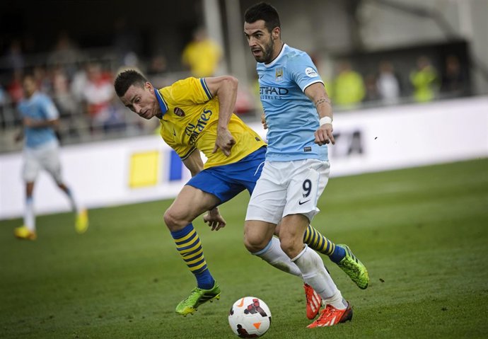 Negro y Koscielny en un Arsenal-Manchester City