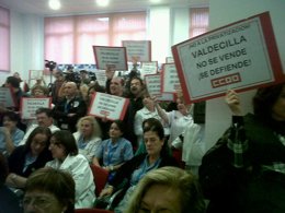 Manifestantes en Valdecilla