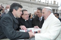 Profesores de la UN entregan el Diccionario de Derecho Canónico al Papa.