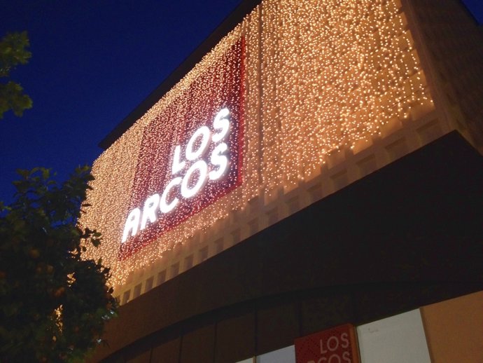 Decoración navideña de la fachada del Centro Comercial Los Arcos