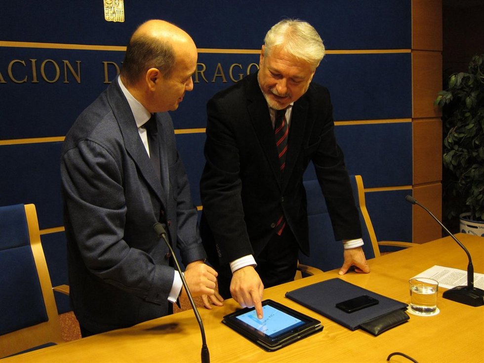 Larqué y Moreno consultando la aplicación en una tablet