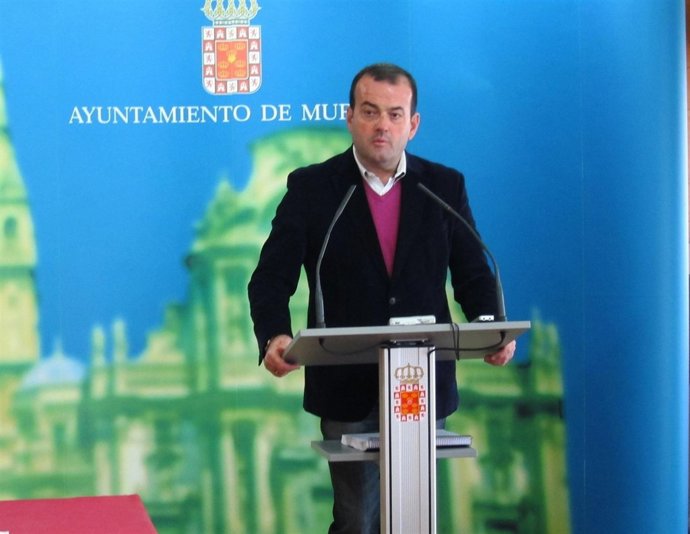 El concejal Javier Iniesta en rueda de prensa