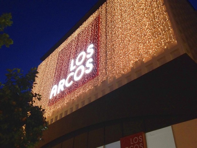 Decoración navideña de la fachada del Centro Comercial Los Arcos