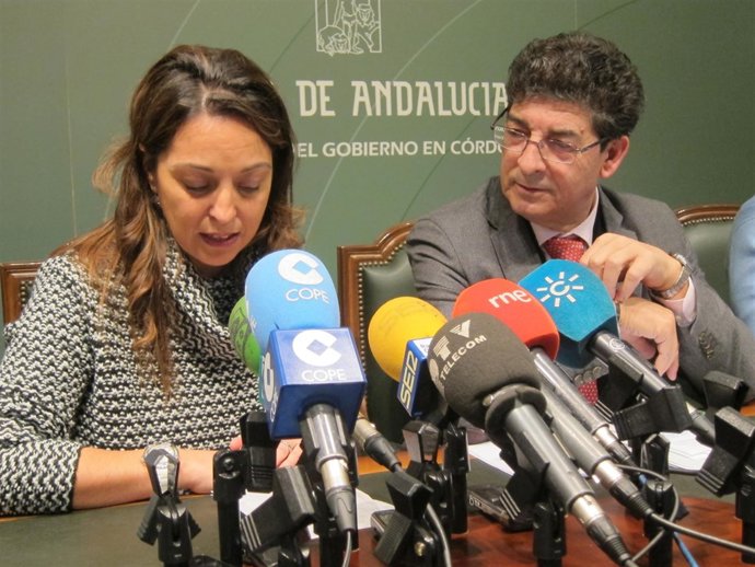 Valderas, junto a la delegada del Gobierno andaluz en Córdoba