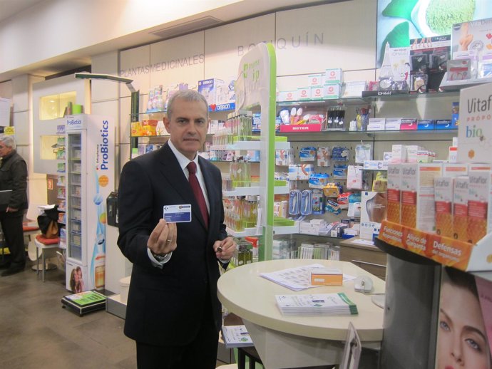 Iñaki Betolaza, directos de Farmacia de Gobierno vasco, con su tarjeta sanitaria