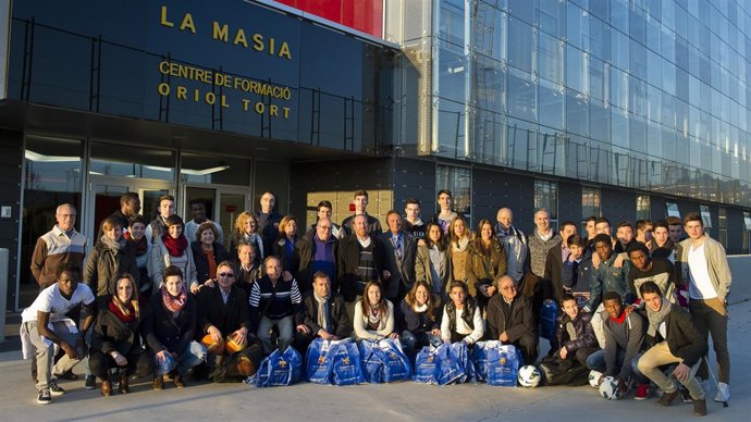 El FC Barcelona entrega regalos a niños de Craes
