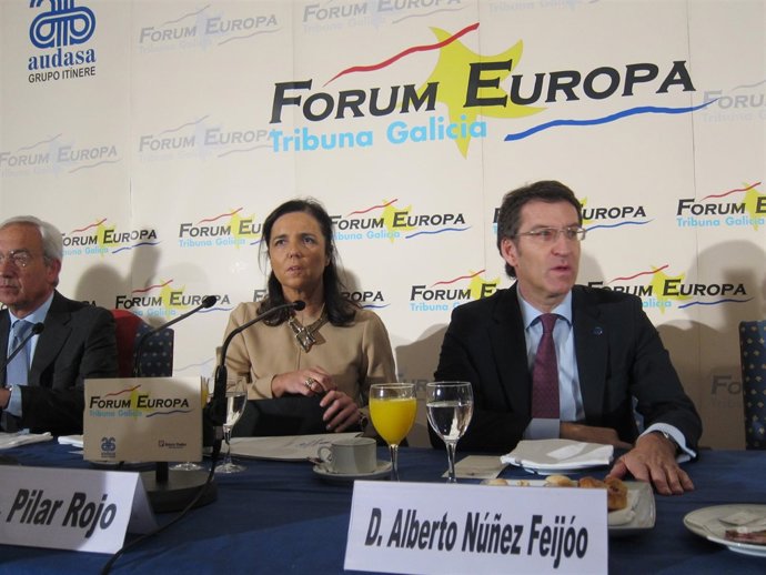 Pilar Rojo y Feijóo, en el desayuno de Forum Europa 