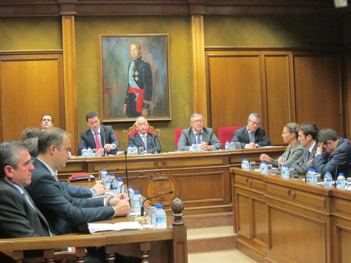 El vicepresidente Javier García se dispone a intervenir en el pleno